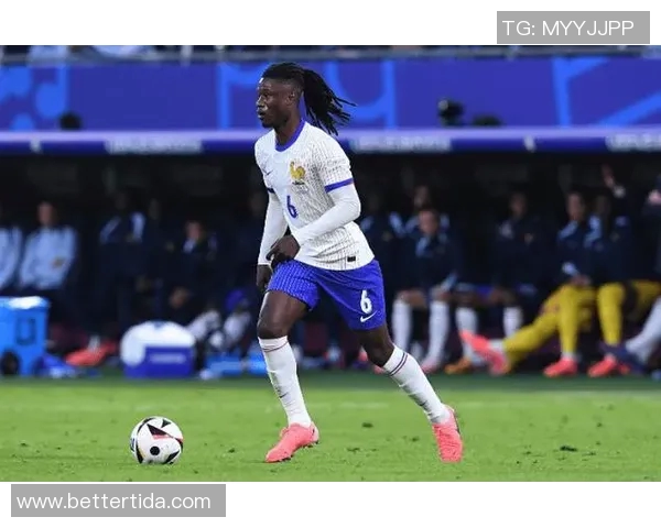 卡马文加在左后卫位置的灵活应变能力与战术适应性分析