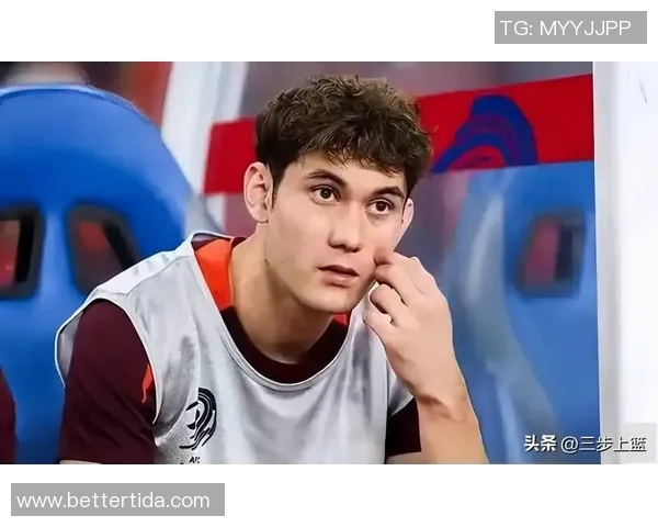 拜合拉木跑动接应展现出色球技助力球队逆转局势的精彩瞬间 拜合拉木跑动接应展现出色球技助力球队逆转局势的精彩瞬间